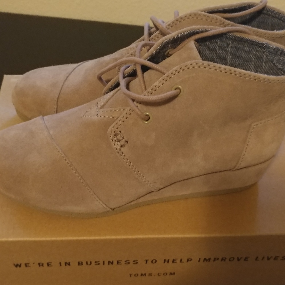 Toms Desert Wedge Taupe Suede Size Youth 4